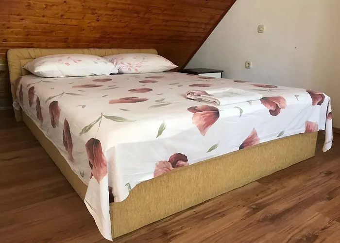 Stone House Center Apartment *